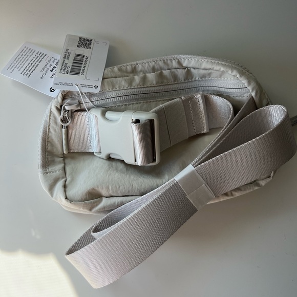 LULULEMON EVERYWHERE BELT BAG WHITE OPAL NWT - Picture 6 of 6